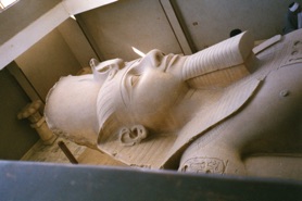RAMSES II : taillé dans un bloc de calcaire il mesure plus de 10m RAMSES II : taillé dans un bloc de calcaire il mesure plus de 10m